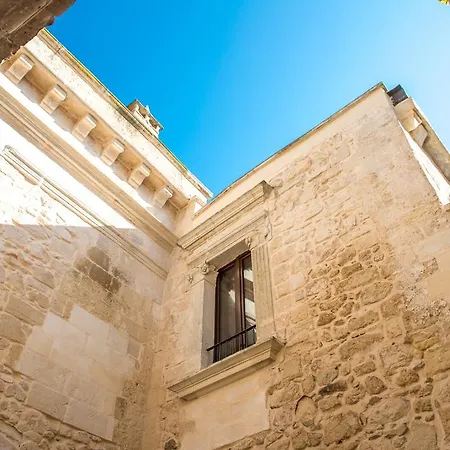 לינה וארוחת בוקר Palace Castromediano לצ'ה